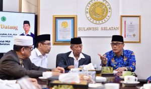 Penjabat Gubernur Sulsel, Prof. Zudan Arif Fakrullah bersilaturahmi dengan pengurus Majelis Ulama Indonesia (MUI) Sulsel di Sekretariat MUI di Masjid Raya, Jalan Masjid Raya, Kota Makassar, Senin (20/5/2024).