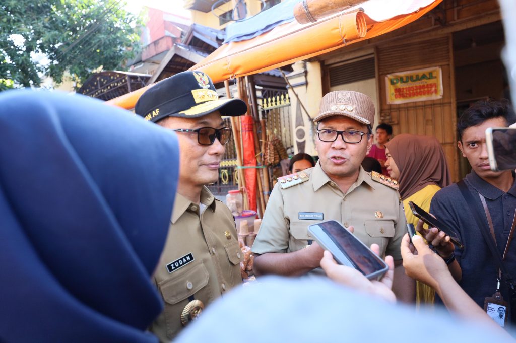Wali Kota Makassar Moh Ramdhan Pomanto mendampingi Pj Gubernur Sulsel Prof Zudan Arif Fakrulloh meninjau langsung harga bahan pokok di dua pasar tradisional H-1 jelang Idul Adha 1445 Hijriah, Ahad (16/6/2024).