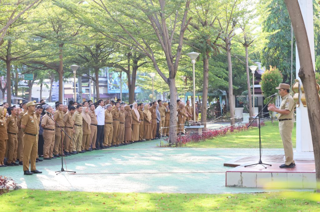 Wali Kota Makassar Moh Ramdhan Pomanto terus memperkuat penerapan Low Carbon City. Salah satunya dengan membeli motor sampah listrik. Hal itu disampaikan Danny Pomanto saat memimpin apel pagi di Halaman Kantor Balai Kota Makassar, Senin (10/6/2024).
