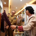 Penjabat Gubernur Sulawesi Selatan, Prof Zudan Arif Fakrulloh, melakukan peninjauan Galeri Dewan Kerajinan Nasional Daerah (Dekranasda) yang terletak strategis di Lobby Kantor Gubernur, Selasa (11/06/2024).