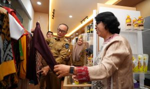 Penjabat Gubernur Sulawesi Selatan, Prof Zudan Arif Fakrulloh, melakukan peninjauan Galeri Dewan Kerajinan Nasional Daerah (Dekranasda) yang terletak strategis di Lobby Kantor Gubernur, Selasa (11/06/2024).