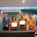 Penjabat Sekretaris Daerah Provinsi Sulsel, Andi Muhammad Arsjad, saat membuka Sosialisasi dan Market Sounding Percontohan Pengadaan Barang/Jasa Pemerintahan yang Berkelanjutan untuk Provinsi Sulsel, yang dilaksanakan secara hybrid, di Melia Hotel Makassar, Selasa (04/06/2024).