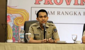 Kasubag keuangan Bapenda Sulsel A M Agung Wijaya T., S. ST., M.TrAP mensosialisasikan pembayaran pajak kendaraan secara online pada rapat kerja Badan Pendapatan Daerah Provinsi Sulsel di Hotel Claro Makassar, Selasa (06/08/2024).