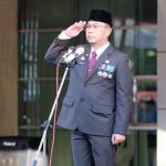 Kepala Bapenda Sulsel DR. H. Reza Faisal Saleh, S.STP., M.Si, Inspektur Upacara HUT Republik Indonesia ke-79 di Lapangan Upacara Badan Pendapatan Daerah Provinsi Sulawesi Selatan (Sulsel), Sabtu (17/08/2024).