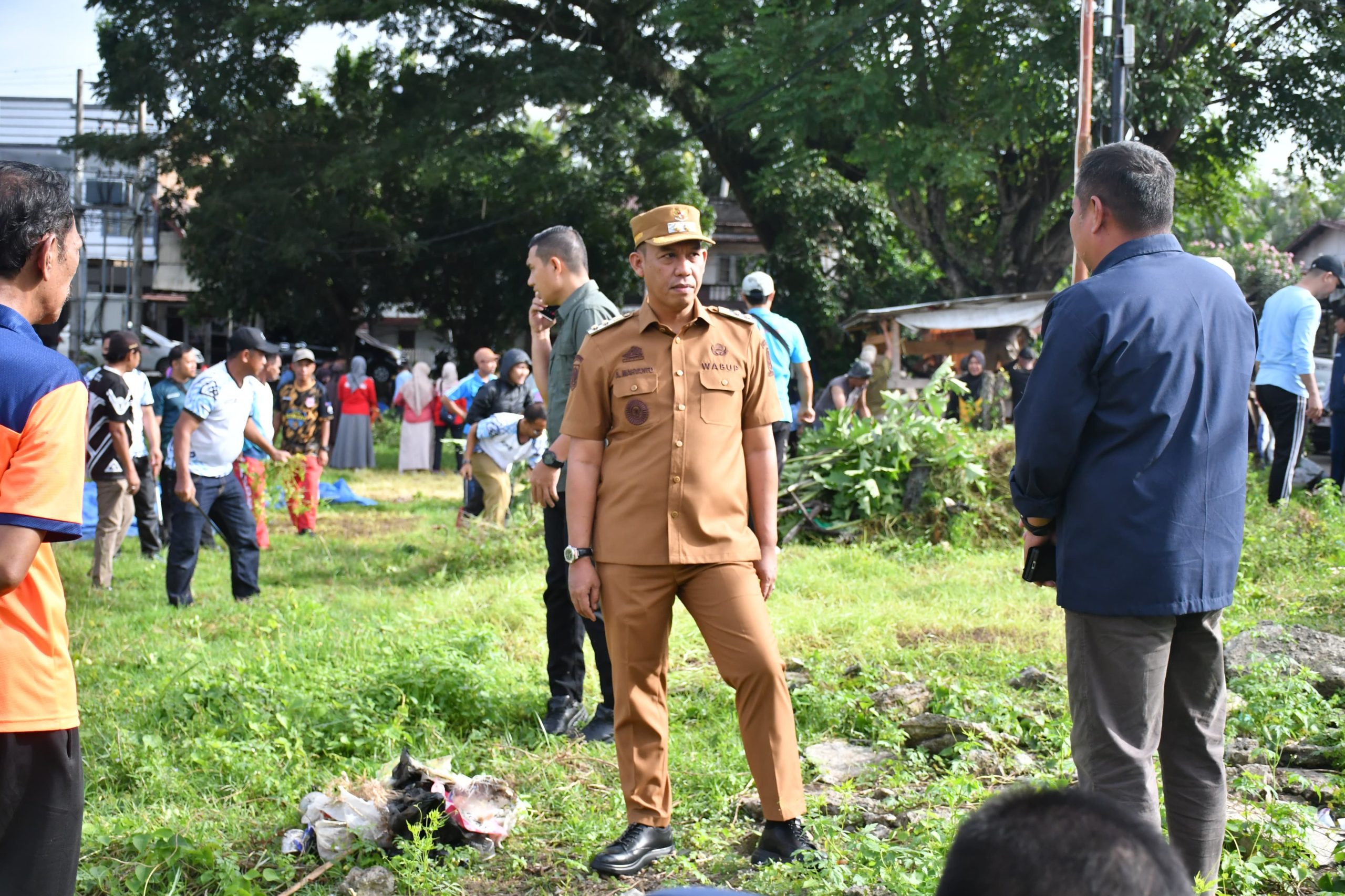 Kerja Bakti Massal di Lapangan Gelora Massa, Wakil Bupati Sinjai Ajak Warga Jaga Kebersihan - SAUDAGAR.NEWS